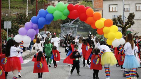 Cortegada despidi el entroido en la provincia.Ms de trescientas personas participaron en el desfile