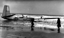 Un Douglas Invader aterriz en la playa de Traba, en la Costa da Morte, en junio de 1941. La zona fue escenario de una decena de sucesos areos entre 1941 y 1944