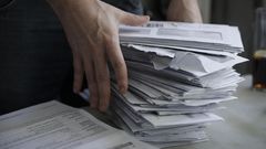 Alberto, en su casa de A Coru�a, con una pila de multas llegadas desde Italia