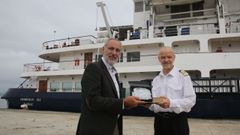 Intercambio de metopas entre el presidente de la Autoridad Portuaria y el capit�n del crucero holand�s Hebridean Sky