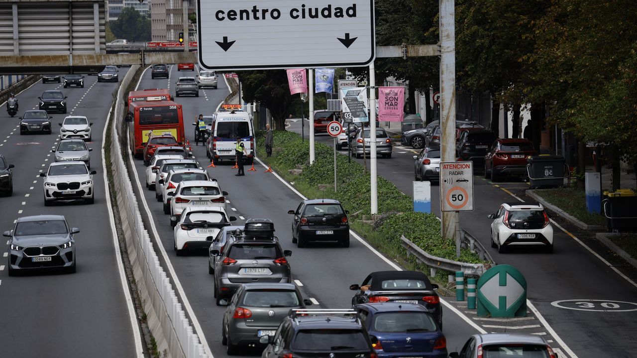 Un accidente en Alfonso Molina provoca retenciones de tráfico en A Coruña