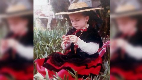 Con cuatro años, en casa de su madrina, en Pontevedra. En las Fiestas de la Peregrina todos los primos se vestían con el traje tradicional gallego.