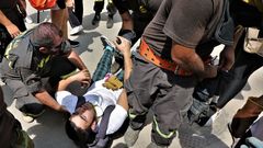 Un manifestante herido es atendido por miembros de los servicios de rescate