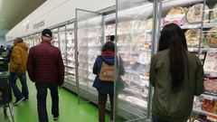 Familias comprando en un supermercado, en imagen de archivo