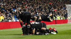 El D�por celebra uno de los goles en el Bernab�u