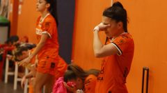 Gabi, en primer plano, se lamenta tras el descenso a Segunda Divisi&oacute;n del equipo femenino del Burela.