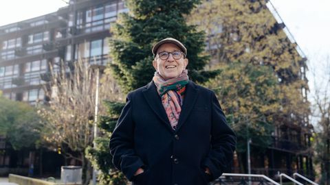 Xabier �lvarez fronte ao Edificio de Ferro, no que dirixiu o Coro Universitario de Ourense durante 15 anos