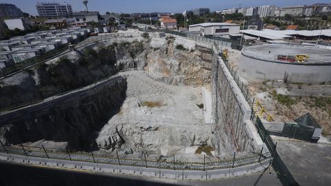 Foto tomada el 6 de agosto del foso excavado para la torre polivalente del Novo Chuac, donde ya no hay ni maquinaria de obra y no se han producido avances desde hace tres meses