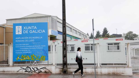 Los centros educativos de Lugo ciudad recibir�n hoy a menos estudiantes que el a�o pasado. Uno de ellos ser� el Instituto Muralla Romana, al que recientemente se adjudic� una ampliaci�n de 1,6 millones de euros.