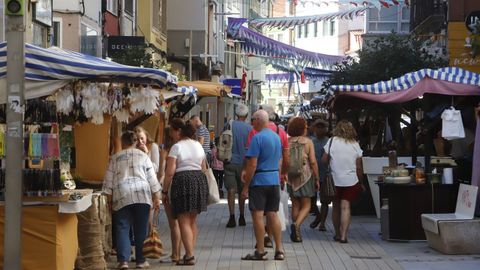 Las calles se decoran con tem�tica marinera durante la feria.