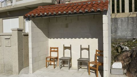 Bloques y sillas convierten esta parada en un punto de reuni�n perfecto en O Pindo