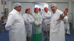 El director de Celega, Jos� Manuel Rodr�iguez,  la conselleira (tercera por la izquierda), el alcalde de O Savi�ao y el responsable de la planta, durante el recorrido por las instalaciones