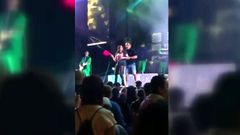 Sube al palco, la desalojan y denuncia por agresi�n a la orquesta y la comisi�n de fiestas