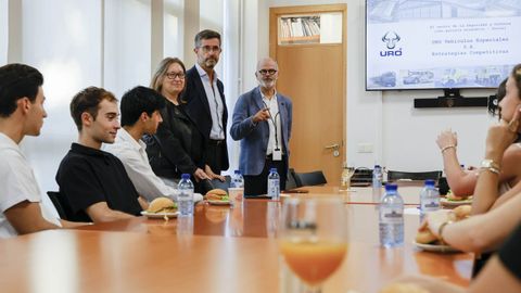 Carmen Sampayo, Justo Sierra y Jes&uacute;s V&aacute;zquez, con los estudiantes