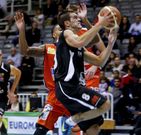 Llorca entra a canasta en el derbi ante el Coru�a. 