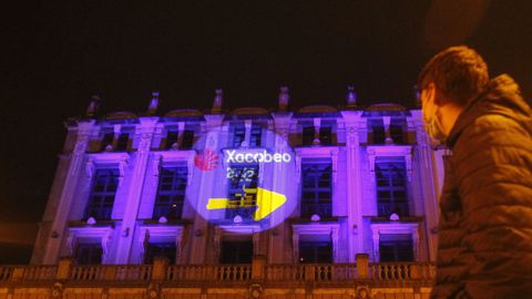 Logo del Xacobeo 21-22 proyectado sobre el teatro Jofre de Ferrol.