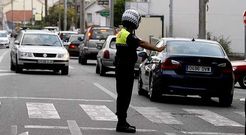 Un polic�a local regula el tr�fico en la carretera N-VI a su paso por Oleiros.