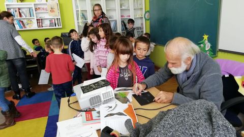 Una visita del escritor Gonzalo Moure al CRA Ra del Eo, para hablar de su obra 