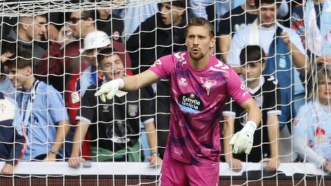 El guardameta del Celta Ionut Andrei Radu, durante el partido ante el Betis.