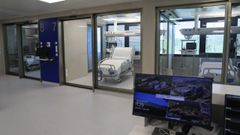 La uci renovada del Hospital Cl�nico de Santiago tiene ahora diez cub�culos individuales, que empezar�n a usarse en las pr�ximas semanas