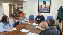 El secretario local del PSOE de Santiago, Aitor Bouza, en una reuni�n en la sede del partido