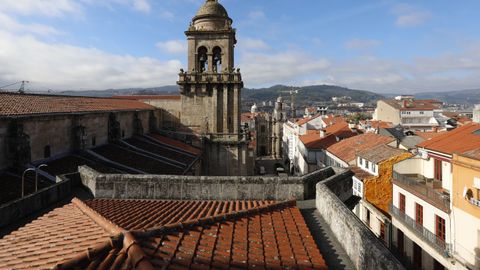 Los guas aprovechan el recorrido para explicar detalles de otros edificios emblemticos visibles desde el tejado