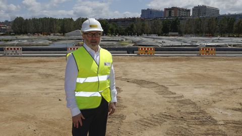 Rafael Eimil, ante una de las zonas donde se confina el material contaminante extrado del dragado de la ra de O Burgo, la obra que considera ms diferente y peculiar de las realizadas durante su jefatura de Costas. 