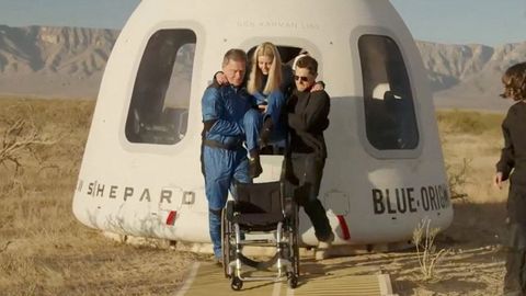 La ingeniera de la Agencia Espacial Europea Michaela Benthaus es trasladada a una silla de ruedas desde la puerta de la c�psula de un cohete New Shepard de Blue Origin despu�s de aterrizar en Van Horn.