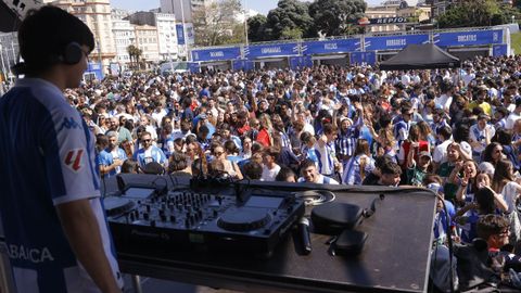 Un pinchadiscos, frente a los aficionados blanquiazules y los puestos de comida, en la �fan zone� instalada el domingo 17 de mayo en la explanada del Palacio de los Deportes de Riazor con motivo del D�por-Andorra