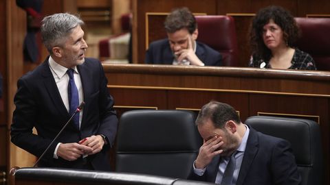 Jos� Luis �balos, sentado en su esca�o durante la sesi�n plenaria que se celebra en el Congreso