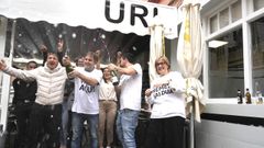 Empleados de la administraci�n situada en la calle Lauaxeta Olerkari celebran que han vendido parte del n�mero 04074