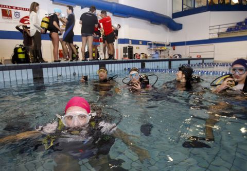 <span lang= es-es >Curso de buceo</span>. Ayer hubo un bautismo de buceo en la piscina de Frigsa, gracias a unos cursos en los que participan 500 personas, con el fin de promocionar el submarinismo en A Mari�a. 