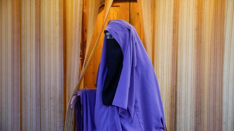 Una mujer con burka sale de una tienda en la localidad de Srinagar, en Cachemira (India).