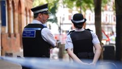 Dos polic�as pr�ximos al Covent Garden, donde una mujer apu�al� a cuatro personas este mi�rcoles.
