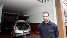 Adil, en el bajo en el que ha abierto un peque�o negocio de limpieza de veh�culos �a buen precio�.