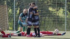 Brian Castro recibe la felicitacin de Javi Pazos tras su gol