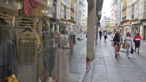 Imagen de archivo de una c&eacute;ntrica calle de compras de Ferrol. 