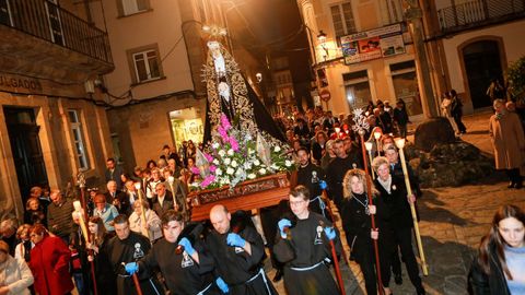 Una numerosa comitiva acompañó a la Dolorosa en Noia