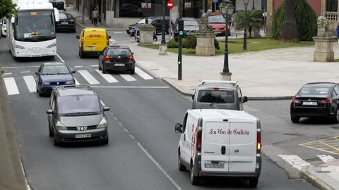 Una furgoneta de reparto en una calle de Vilagarcía