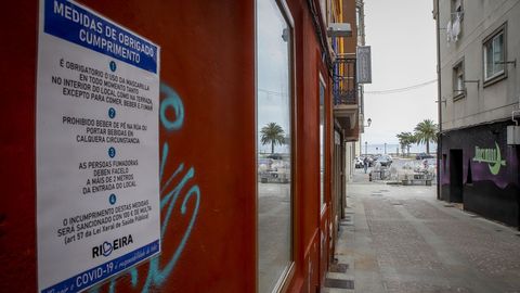 ZONA DE OCIO NOCTURNO DE RIBEIRA CON LOS LOCALES CERRADOS 