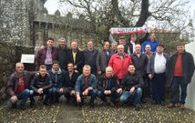 Los integrantes de la Agrupaci�n Vellas Glorias do Soneira posaron al pie del castillo de la localidad.
