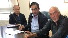 Jos� Su�rez, en el centro, y el l�der de Xuntos por Barro, Jos� Antonio Land�n, a la derecha