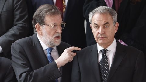 Los expresidentes del Gobierno Mariano Rajoy y Jos Luis Rodrguez Zapatero, tras la jura de la Constitucin