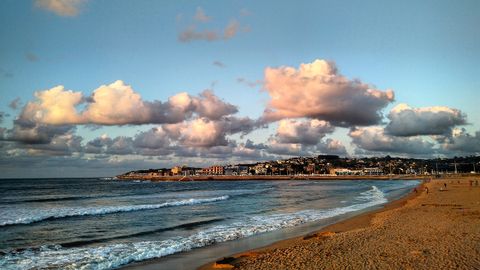 Cmulos de buen tiempo (Cumulus humilis y Cumulus mediocris). Tpicas nubes indicadoras de buen tiempo durante las ultimas horas de la tarde. Paseo del muro de San Lorenzo, Gijn