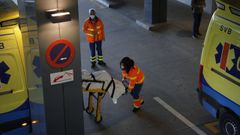 Imagen de archivo de la llegada de ambulancias a Urgencias en el Chuac