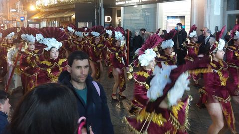 Ritmo y calor para desafiar a la lluvia en el desfile de entroido de O Carballi�o