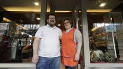 Waldo Ferrio Rodr�guez y su mujer Mari Carmen Bra�as Estraviz, delante de la confiter�a Waldo de Manuel Murgu�a que cerraron el viernes por jubilaci�n