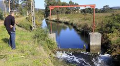El encargado, el �nico empleado que mantiene la granja marina, junto a una de las compuertas. 