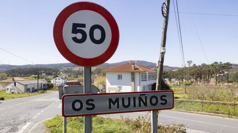 OS MU��OS PASA A OS MU�OS. Esa es la manera de identificar, en lenguaje oral y por los vecinos, este importante cruce de caminos en la parroquia de Moraime, en Mux�a. El cambio a�n no ha tenido impacto, explican en el Concello.