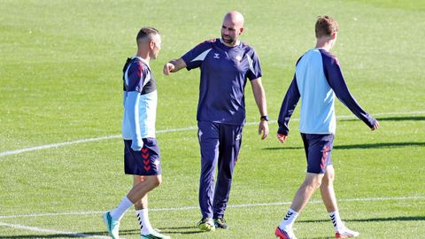 El entrenador del Celta, Claudio Gir&aacute;ldez, con Iago Aspas y Williot Swedberg.